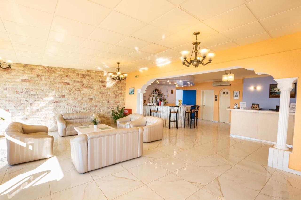 Castelia Bay Hotel Амоопи Екстериор снимка